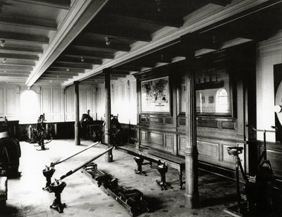 Gymmet ombord på Titanic som visar roddmaskinerna och motionscyklarna, 1912 av English Photographer